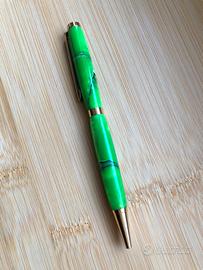 Penna fatta a mano con acrilico verde