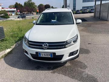 Auto Tiguan