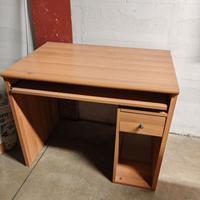 scrivania porta computer