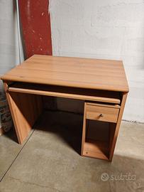 scrivania porta computer