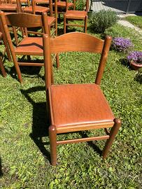 Sedie in legno con seduta in pelle o in paglia