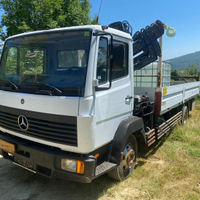 Camion Mercedes LK 817 con cassone fisso e gru