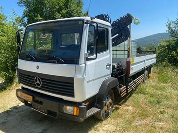 Camion Mercedes LK 817 con cassone fisso e gru