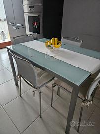 Tavolo in vetro moderno con sedie Calligaris