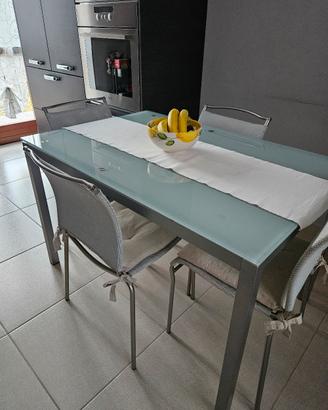 Tavolo in vetro moderno con sedie Calligaris