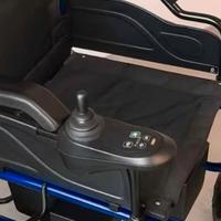 Carrozzina elettrica con joystick per invalidi