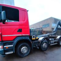Camion con impianto scarrabile