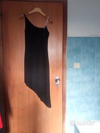 Abito con orlo asimmetrico, una spallina in perle