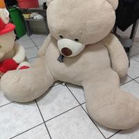 Pupazzo gigante e pupazzo più piccolo 