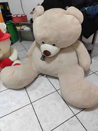 Pupazzo gigante e pupazzo più piccolo 