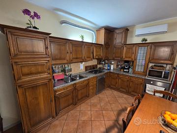 Cucina in legno stile classico