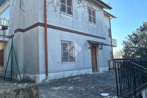 PORZIONE DI TRIFAMILIARE A OLEVANO ROMANO