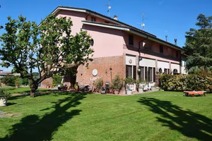 Rustico / Casale di 350 m² con 4 locali e box auto