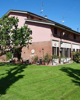 Rustico / Casale di 350 m² con 4 locali e box auto