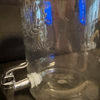 Dispenser di bevande in vetro con rubinetto