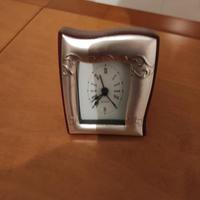 Elegante orologio da tavolo con cornice decorata 