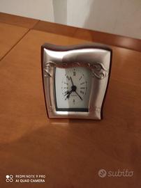 Elegante orologio da tavolo con cornice decorata 