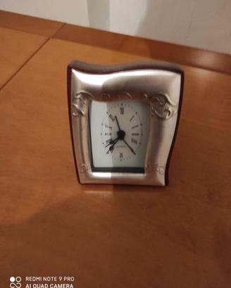 Elegante orologio da tavolo con cornice decorata 