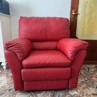 Poltrona in pelle rossa - poggiapiedi a scomparsa