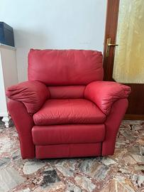 Poltrona in pelle rossa - poggiapiedi a scomparsa