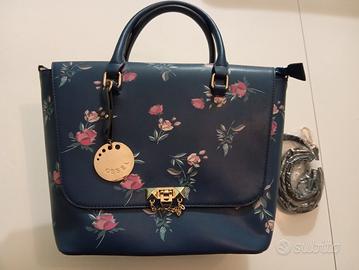 Borsa a mano in pelle blu con decorazioni floreali