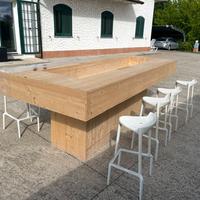 Tavolo grande da aperitivo in legno