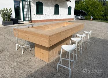 Tavolo grande da aperitivo in legno