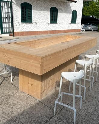 Tavolo grande da aperitivo in legno