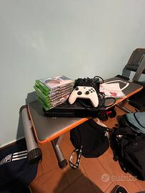 Xbox one completa di fili ,2joystick e 8 giochi