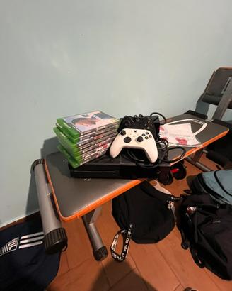 Xbox one completa di fili ,2joystick e 8 giochi