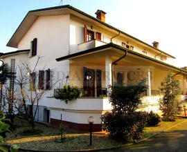 VILLA GEMELLA di AMPIA METRATURA con ANNESSO TERRE