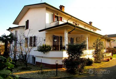 VILLA GEMELLA di AMPIA METRATURA con ANNESSO TERRE