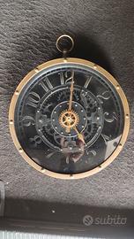 Orologio con design meccanico a vista