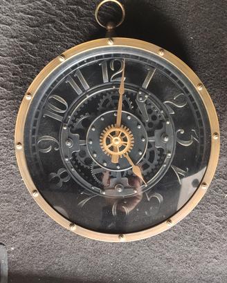 Orologio con design meccanico a vista