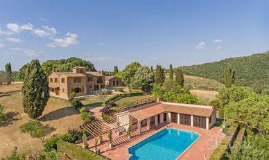 Rustico / Casale di 700 m² con più di 5 locali e b