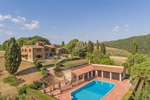 Rustico / Casale di 700 m² con più di 5 locali e b