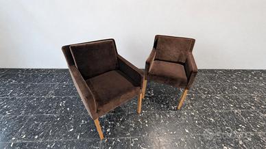 Coppia di poltrone dal design contemporaneo