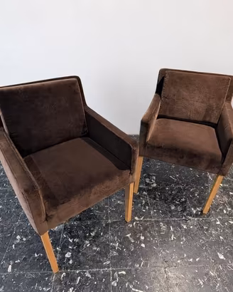 Coppia di poltrone dal design contemporaneo