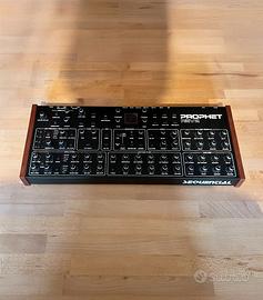 Dave Smith Instruments Prophet Rev2 Desktop 8V