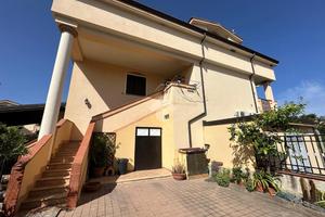 VILLA A SCHIERA A VILLAPIANA