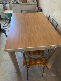 Tavolo da pranzo con sedie