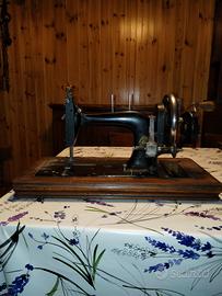 ANTICA MACCHINA DA CUCIRE ADRIA CON CUSTODIA