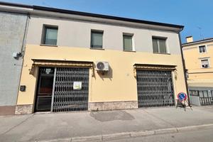 Monfalcone: locale commerciale
