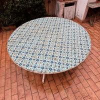 Tavolo rotondo da esterno con piastrelle ceramica