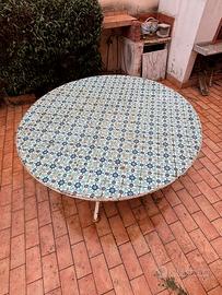 Tavolo rotondo da esterno con piastrelle ceramica