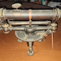 Antico Livello Ottico da Geometra in Ottone – Str