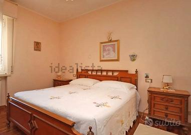 Struttura letto matrimoniale e comodini