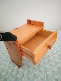comodini in legno sospesi