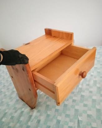 comodini in legno sospesi