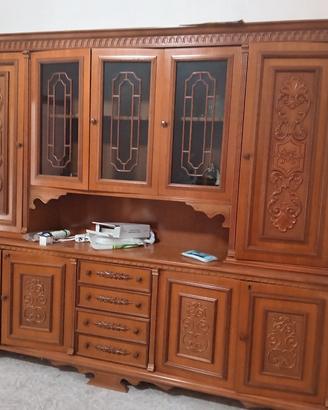 credenza , scrivania . due sedie  tutto in buono s